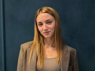 camgirl playing with dildo DespinaExum