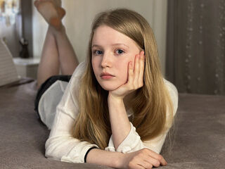 camslut spreading pussy LilianHoward