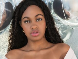 camgirl masturbating with sextoy StormiHills