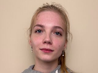 naughty cam girl fingering pussy CarmanChapmon