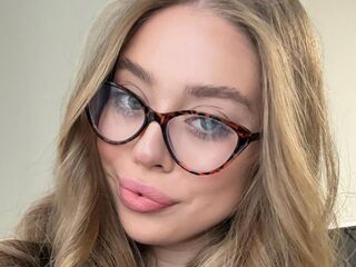 naughty camgirl fingering shaved pussy DianeWhitly