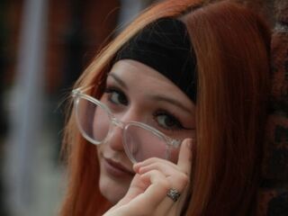 topless camgirl EmeraldClyatt