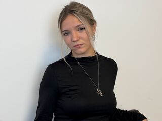 camwhore masturbating with sextoy KeiraTullier