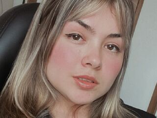 cam girl showing tits LauBee