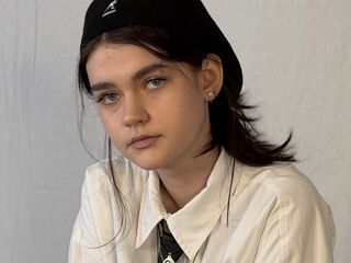 camgirl shaving pussy LeannMolineaux