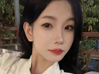 camgirl masturbating with vibrator LianaWuy