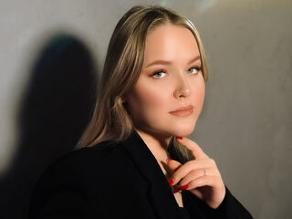 naked girl with cam fingering SallySavage