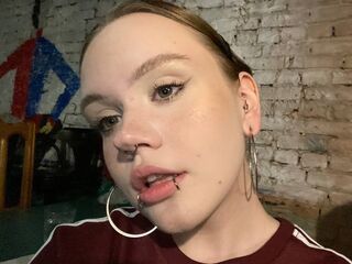 naked camgirl fingering pussy SaraKnights