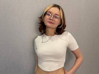 cam girl playing with sextoy ShemikaDestro