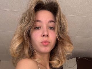hot cam girl fingering shaved pussy SilvaShintaku